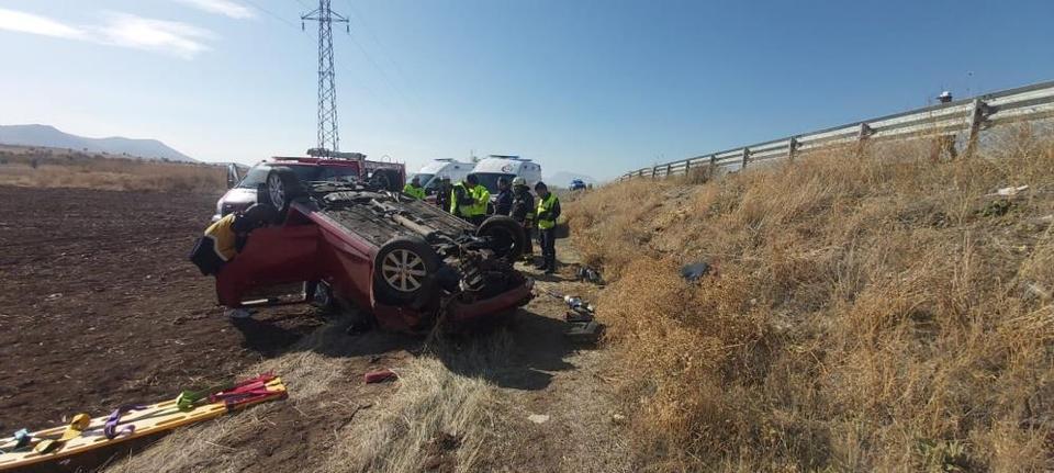 Otomobil şarampole yuvarlandı: 1 ölü, 2 yaralı