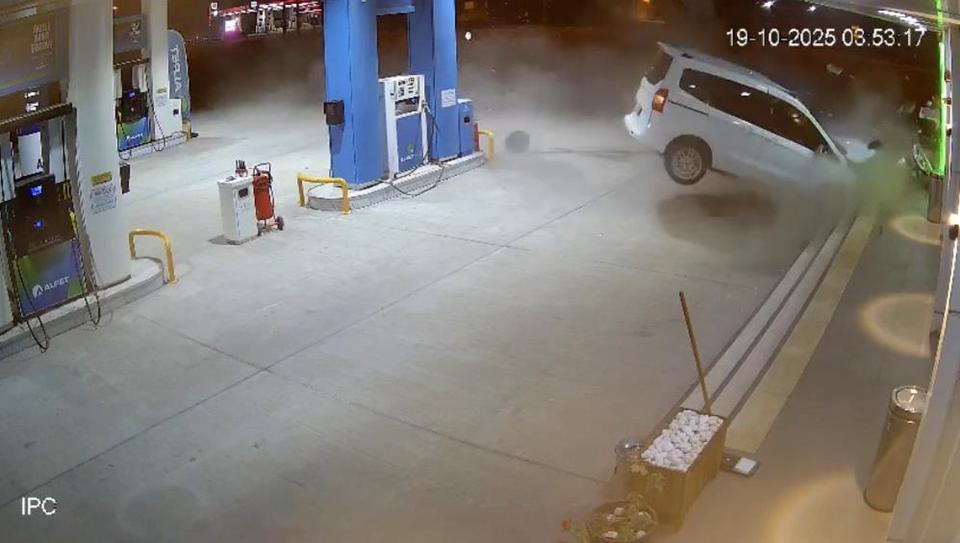 Faciadan dönüldü: Ticari araç benzin istasyonuna daldı
