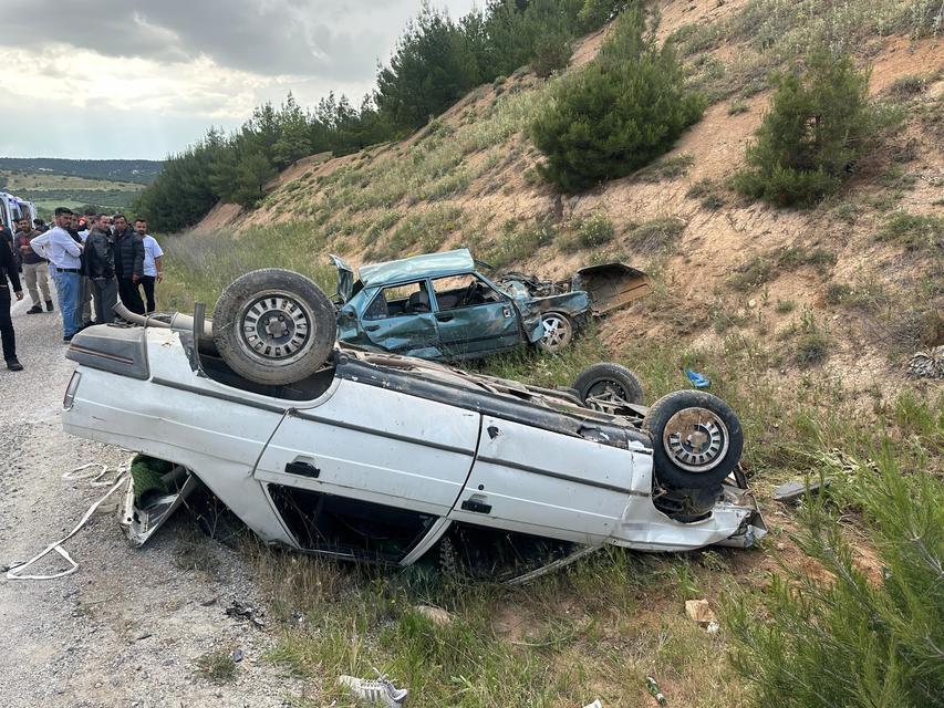 UŞAK'TA İKİ ARAÇ ÇARPIŞTI: 1'İ AĞIR 7 YARALI
