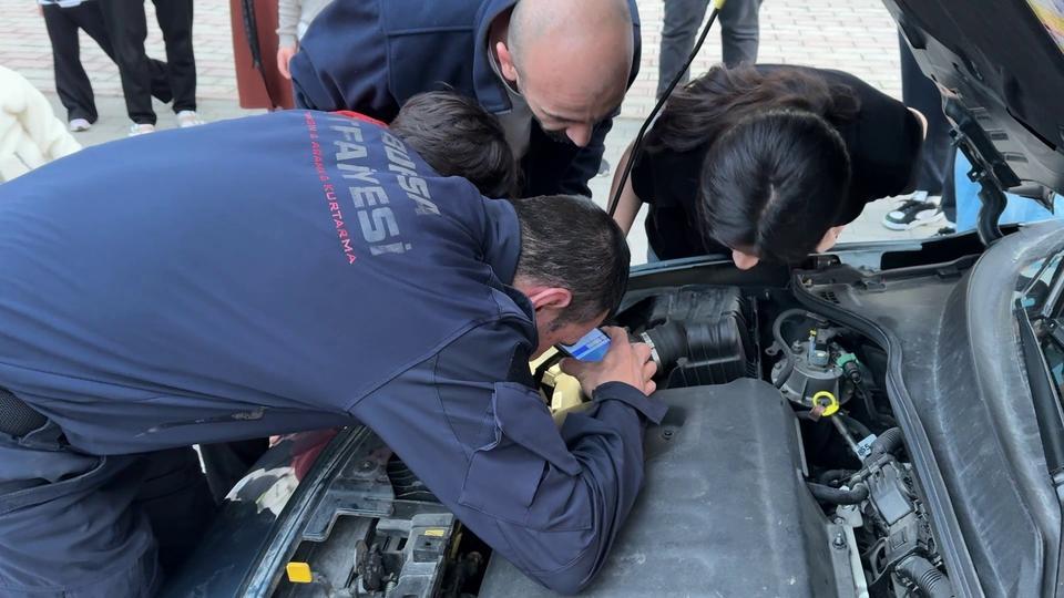 Aracın motoruna giren kedi, yaklaşık 2 saat sonra çıkarıldı
