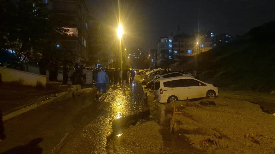 Sağanak yağışla yol çöktü, onlarca araç mahsur kaldı