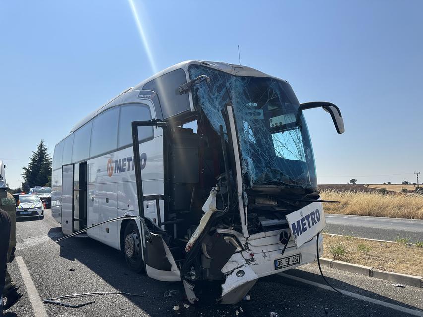 Yolcu otobüsü kamyona arkadan çarptı: 1'i ağır 8 yaralı
