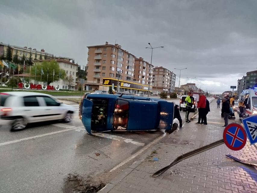 Levhaya çarpan otomobil yan yatarak durabildi