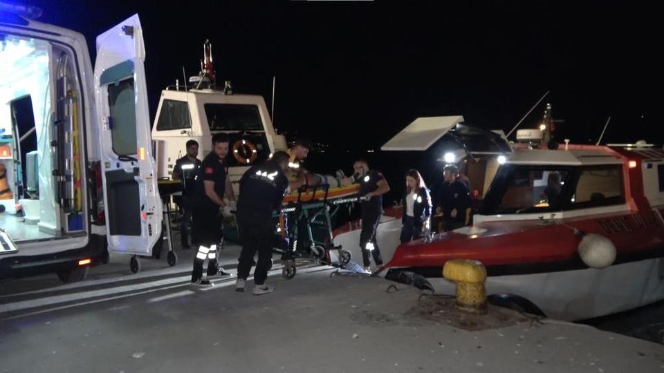 Tekne kazasında yaralanan şahıs deniz ambulansı ile getirildi