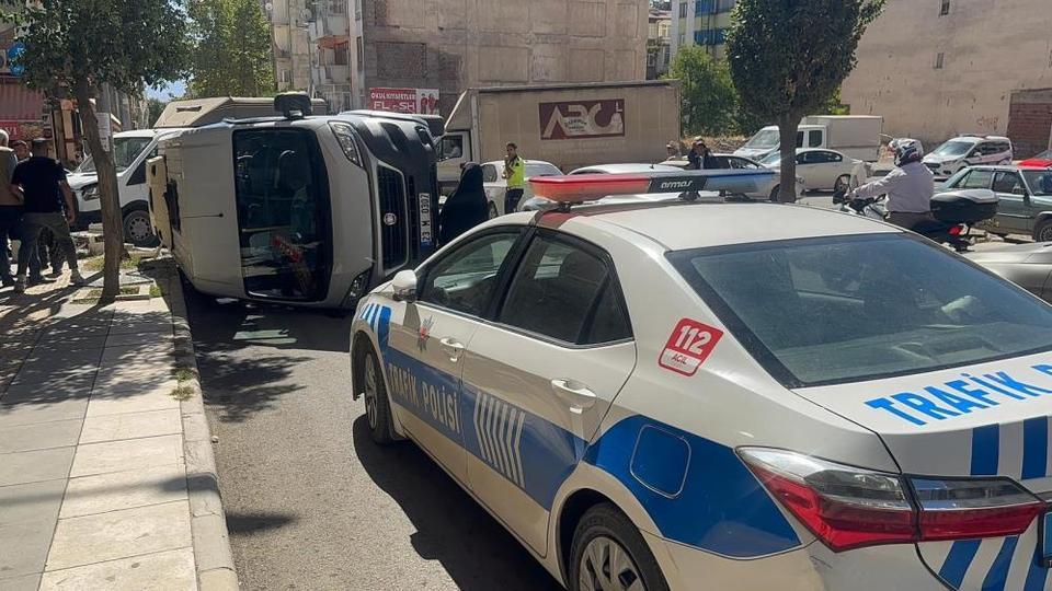 Yolcu minibüsü devrildi