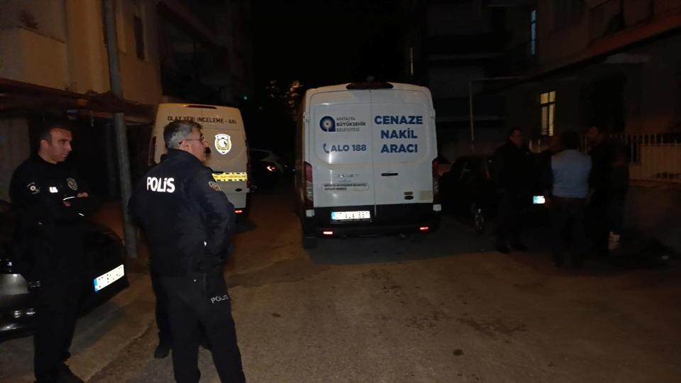 AYNI EVDEN 2 AYDA 3 AYRI CENAZE ÇIKTI BİRLİKTE YAŞADIĞI ANNESİNİ ŞUBAT AYINDA, BABASINI DA 11 GÜN ÖNCE KAYBEDEN ADAM, TEK KALDIĞI EVİNDE ÖLÜ BULUNDU HAYATINI KAYBEDEN KİŞİNİN ELEKTRİKLİ BATTANİYEYİ FİŞE TAKMAK İSTERKEN ELEKTRİK ÇARPMASI SONUCUNDA YAŞAMINI YİTİRMİŞ OLABİLECEĞİ DEĞERLENDİRİLİYOR