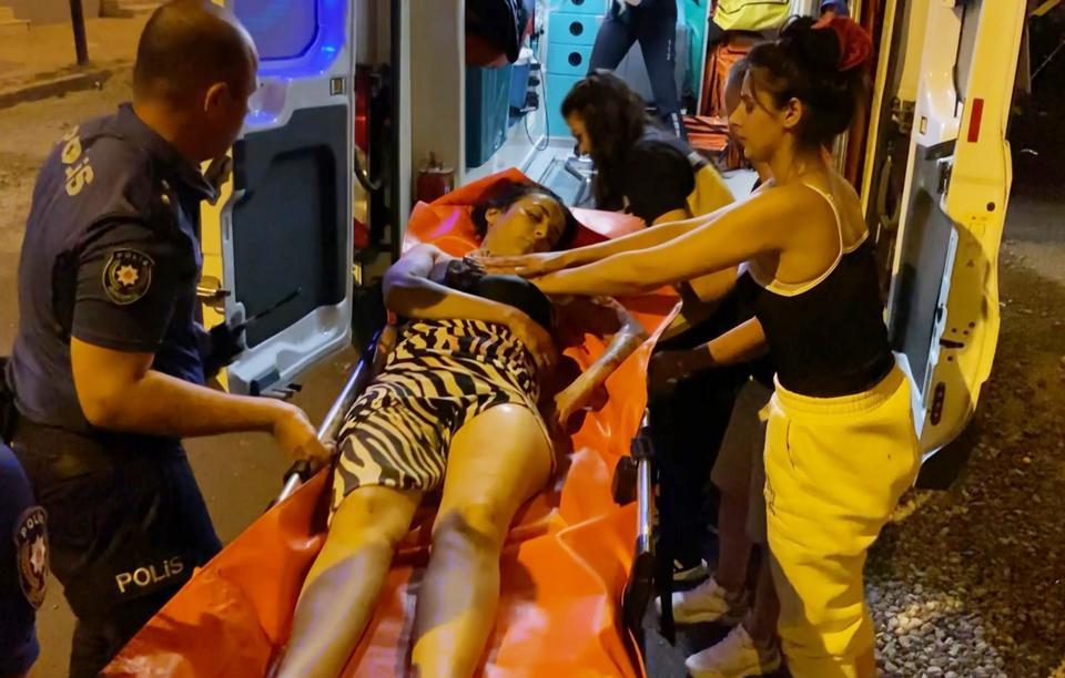 GENÇ KADIN ÜVEY KIZ KARDEŞİNİ BIÇAKLAYARAK ÖLDÜRDÜ AKSARAY'DAKİ AİLE KAVGASINDA 1 KİŞİ ÖLDÜ 1 KİŞİ DE YARALANDI