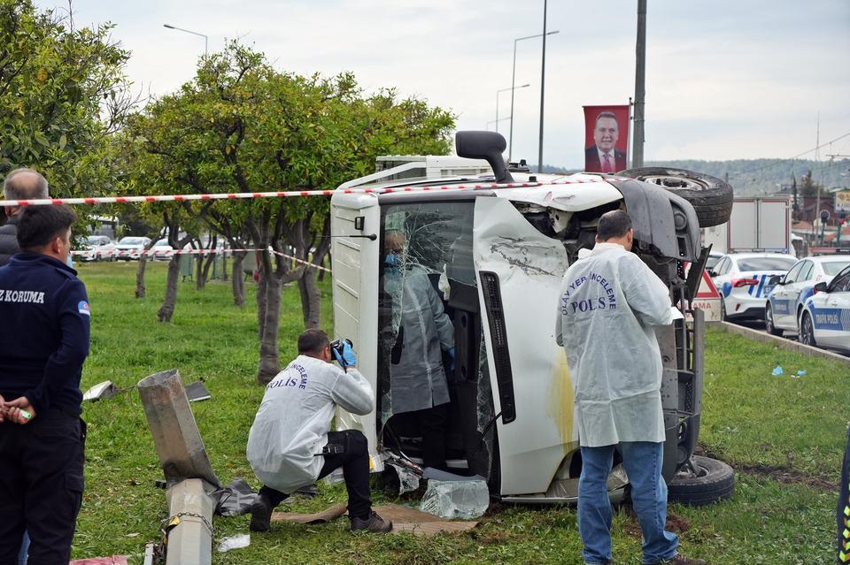 CEZA İNFAZ KORUMA ARACI DEVRİLDİ: 1 ÖLÜ, 1 YARALI HAYATINI KAYBEDEN İNFAZ KORUMADA GÖREVLİ MEMURUN EŞİ VE MESAİ ARKADAŞLARI UZUN SÜRE GÖZYAŞI DÖKTÜ