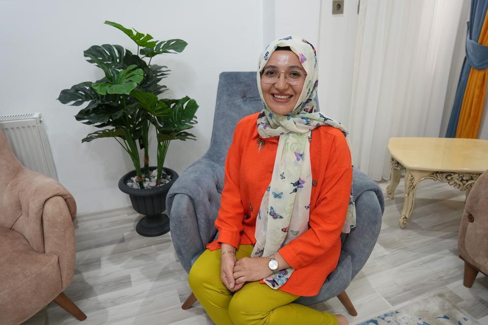 KAÇARAK EVLENEN ÇİFT, 20 YIL SONRA DÖRT ÇOCUĞUYLA BİRLİKTE DÜĞÜN YAPTI BİR HAFTA ÖNCE TANIŞTIĞI EŞİNE 'KAÇALIM' DEDİ, DÜĞÜN HASRETLERİ EVLİLİKLERİNİN 20. YIL DÖNÜMÜNDE BİTTİ '20 YIL ÖNCE EVLENDİK, ŞİMDİ EĞLENİYORUZ' YAZILI DAVETİYLE DOSTLARINI DÜĞÜNE ÇAĞIRDILAR