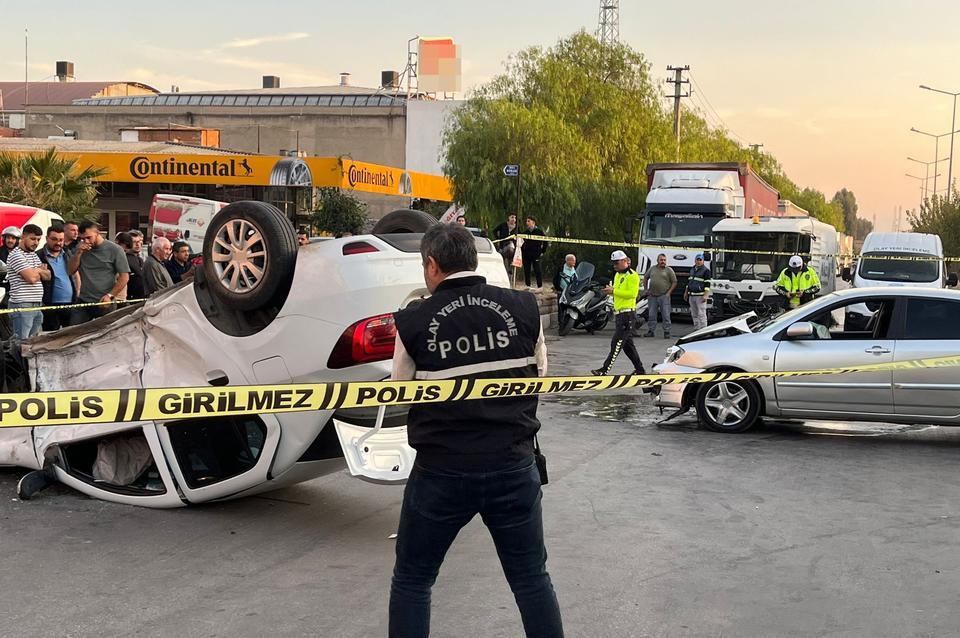 TRAFİK KAZASINDA ORTALIK SAVAŞ ALANINA DÖNDÜ: 1'İ AĞIR 2 YARALI ALKOLLÜ OLDUĞU İDDİA EDİLEN OTOMOBİL SÜRÜCÜSÜ KAZA SONRASI KAYIPLARA KARIŞTI