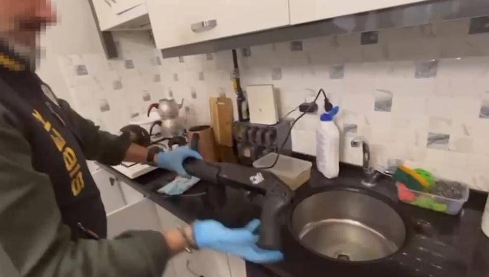 İKİ SİLAHLI SUÇ ÖRGÜTÜNE YÖNELİK OPERASYONDA 73 ŞÜPHELİ GÖZALTINA ALINDI YAPILAN EŞ ZAMANLI OPERASYONLARDA 73 ŞÜPHELİ YAKALANIRKEN 59'U TUTUKLANARAK CEZAEVİNE GÖNDERİLDİ