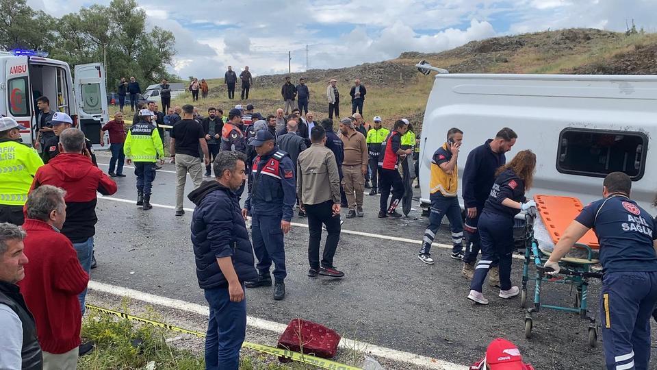 Midibüs şarampole devrildi: İlk belirlemelere göre 2 ölü, 27 yaralı