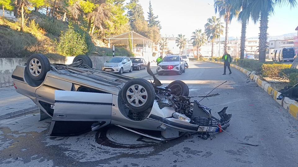 Virajı alamayan otomobil takla attı