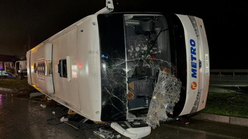 Yolcu otobüsü devriildi: 7 kişi yaralandı