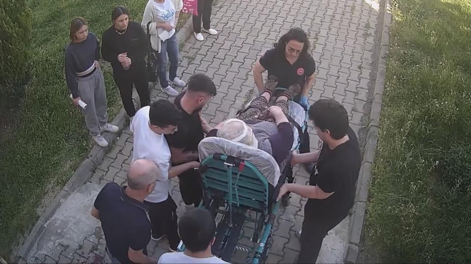 BAŞIBOŞ KÖPEK DEHŞETİ KAMERADA: YARALANAN KADIN TANINMAZ HALE GELDİ