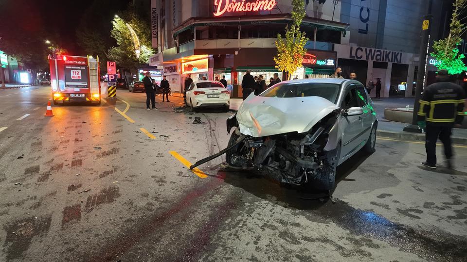 İki otomobil çarpıştı: 1 yaralı