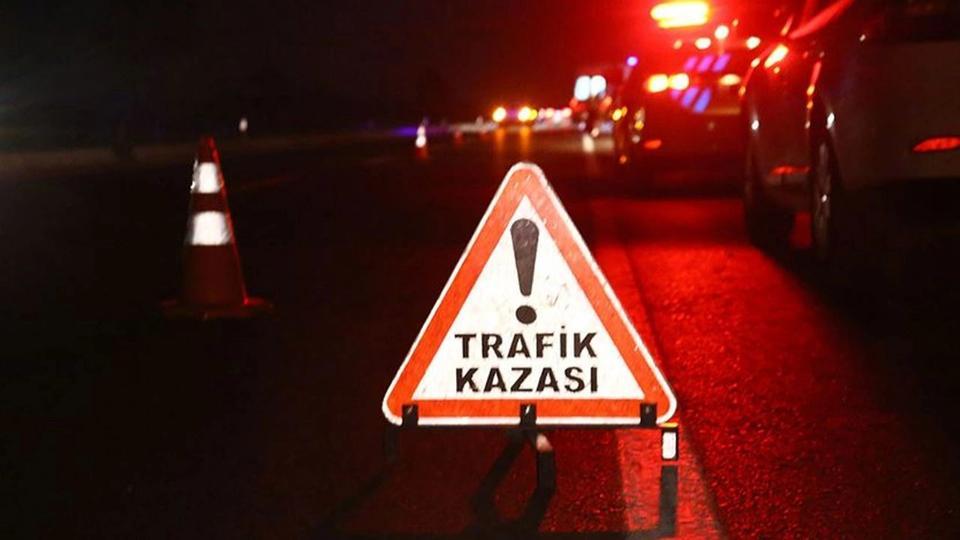 Kontrolden çıkan otomobil traktöre çarptı: 1 ölü, 3 yaralı