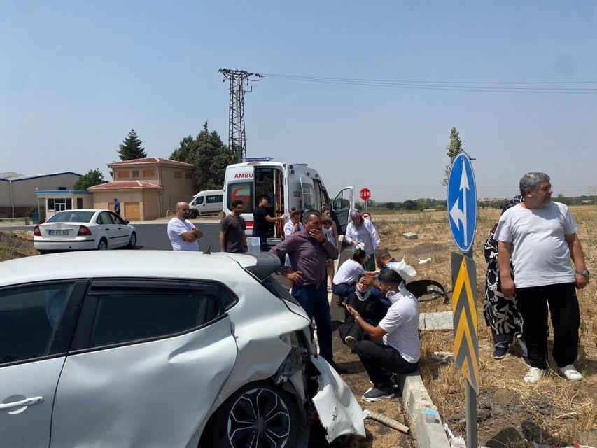 Otomobiller çarpıştı: 2'si çocuk 6 yaralı