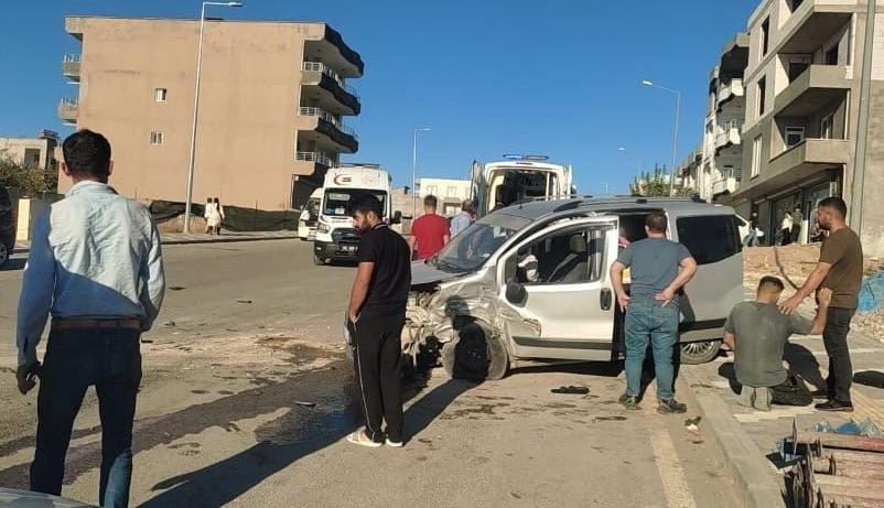 Hafif ticari araç ile otomobil çarpıştı: 4 yaralı