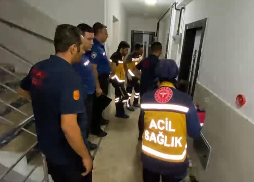 Eşinin eve kilitlediği kadın hap içip intihara kalkınca evde mahsur kaldı