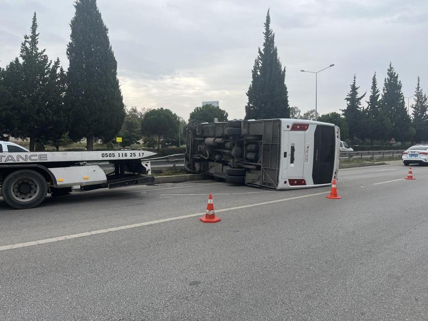 Havalimanı personel servisi devrildi: 5 yaralı