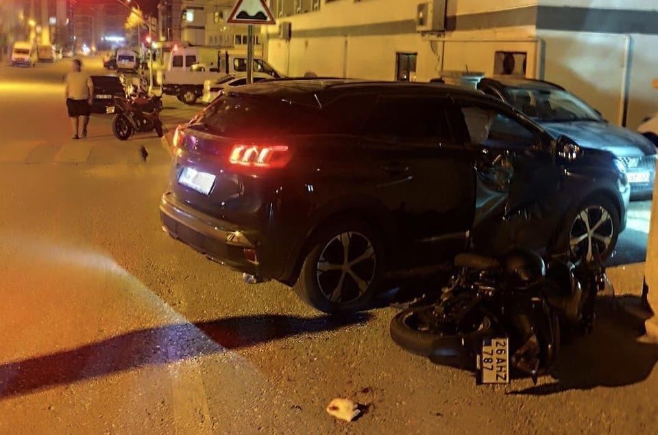 Otomobil ile motosiklet çarpıştı, 2 kişi yaralandı