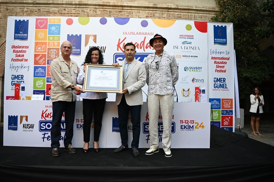 KUŞADASI SOKAK FESTİVALİ COŞKUSU ULUSLARARASI ARENAYA TAŞINDI