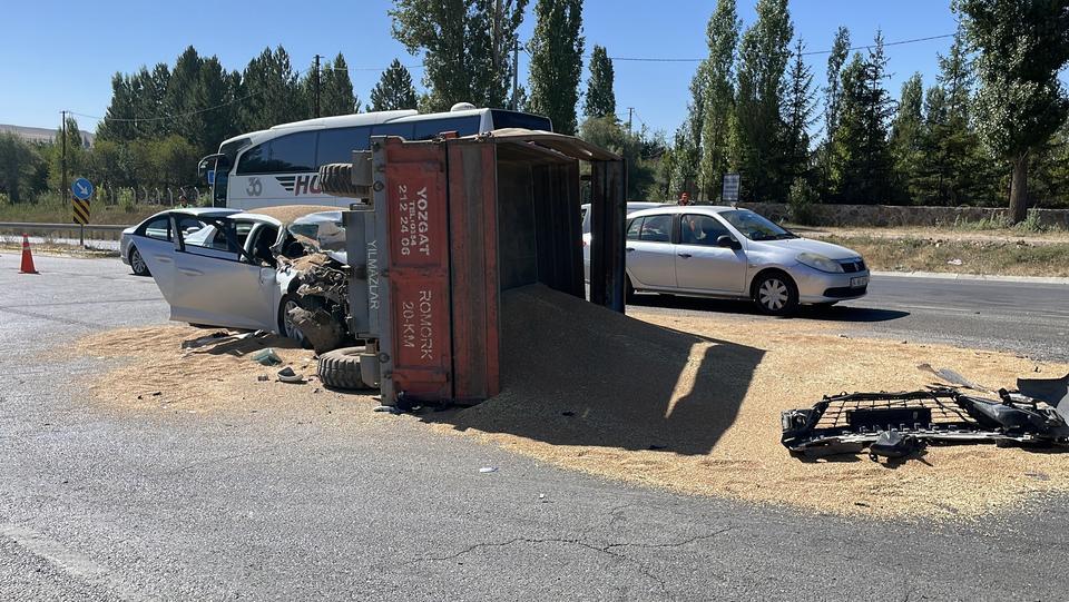 Kontrolsüz yola çıkan traktör kazaya neden oldu: 3 yaralı