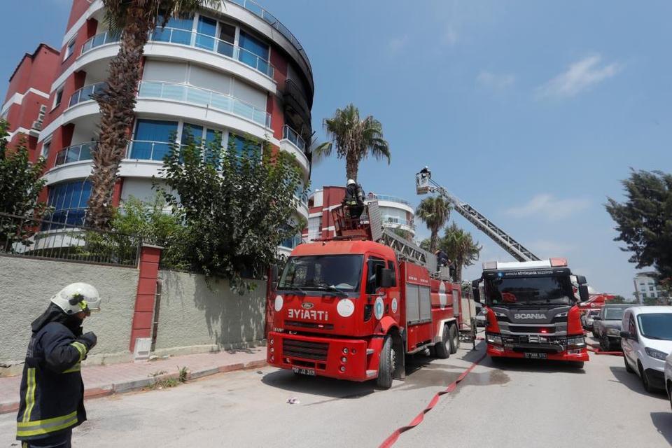 Yangın çıkan binada mahsur kaldıkları balkonda kurtarılmayı beklediler