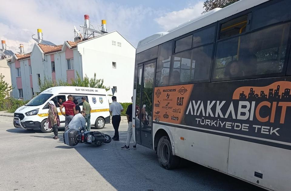 Midibüs ile motosiklet çarpıştı: 1 yaralı