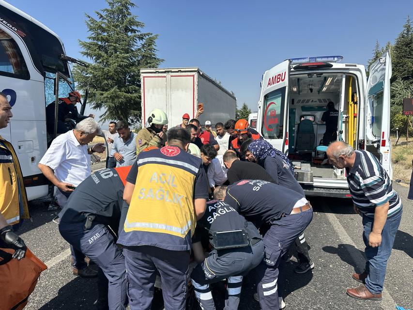 Yolcu otobüsü kamyona çarptı: 1 ölü, 7 yaralı
