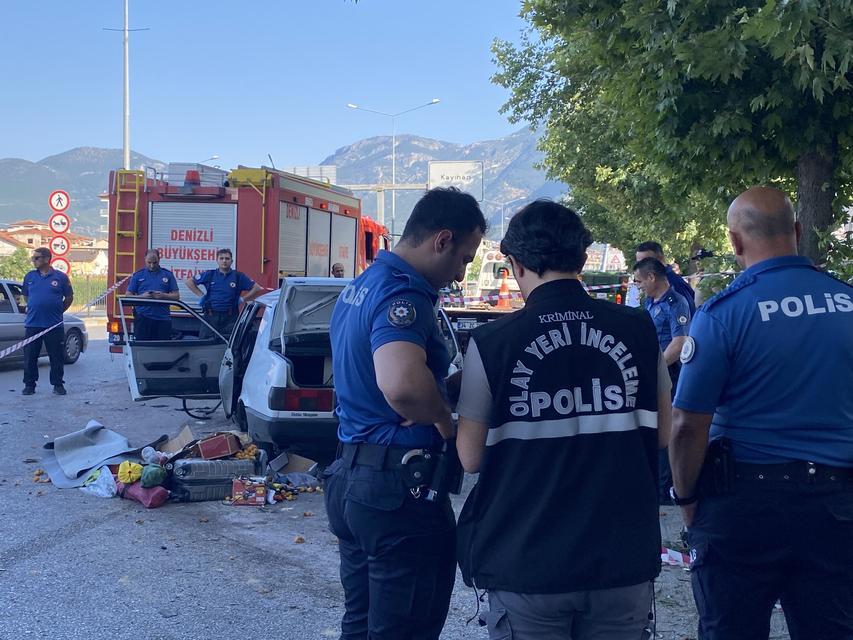 Ağaca çarpan otomobil hurdaya döndü: 1 ölü, 4 yaralı