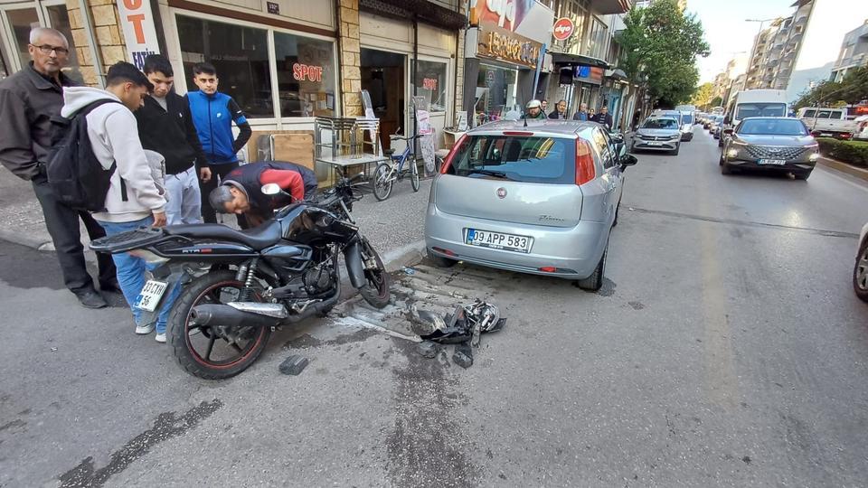 MOTOSİKLET İLE OTOMOBİL ÇARPIŞTI: 1 YARALI