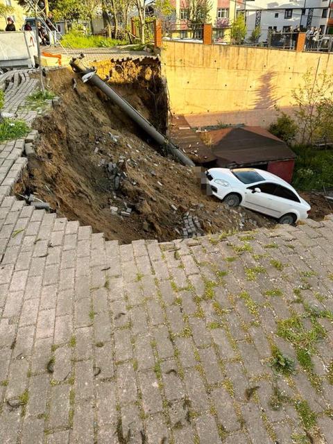 Otomobil okul bahçesine düştü