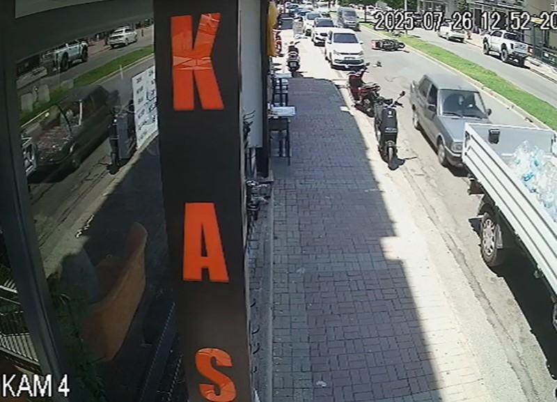 Otomobile çarpan motosikletli yaralandı