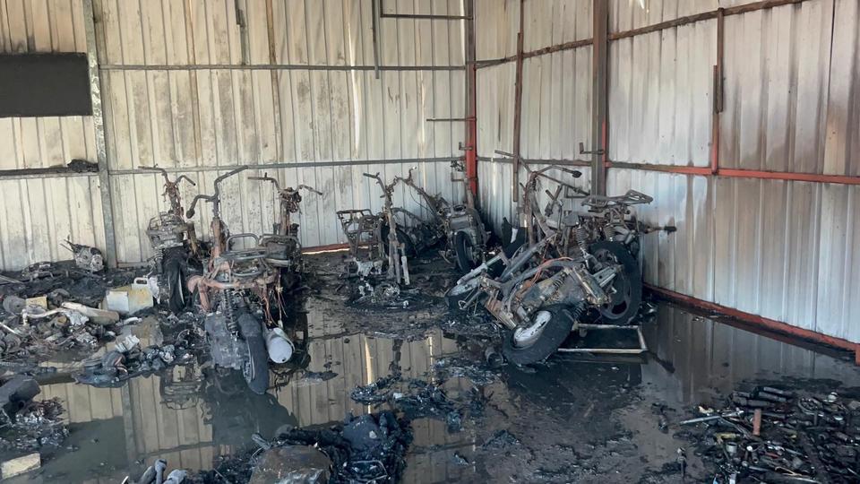 Motosiklet servisinde yangın: 10'un üzerinde motosiklet küle döndü