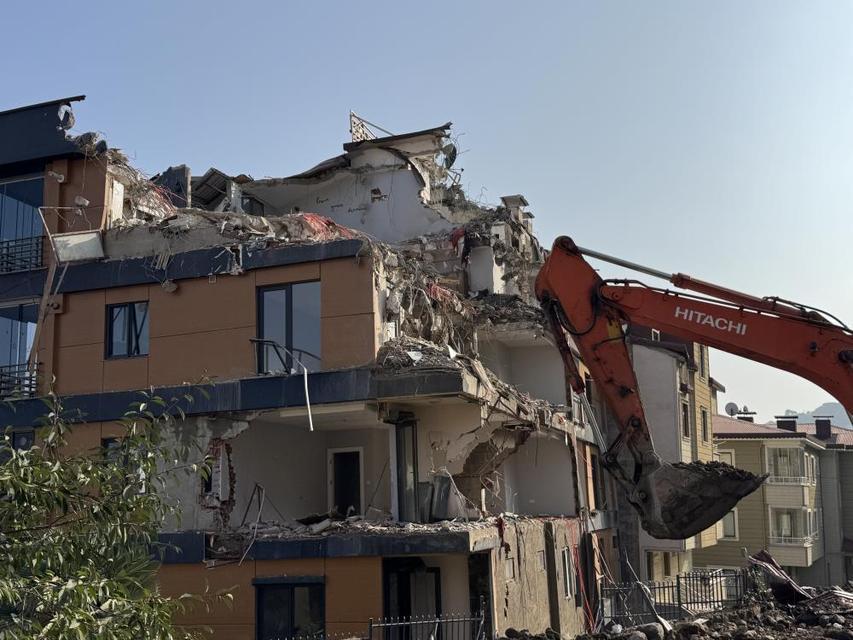 Zemini kayan ve çatlaklar oluşan bina yıkılıyor