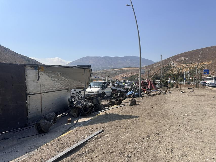 Freni boşalan tır ortalığı savaş alanına çevirdi