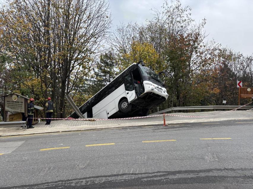 Tur otobüsü şarampole düştü