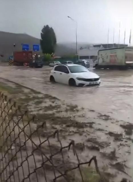 Yollar göle döndü