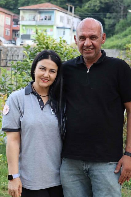 KAHREDEN TESADÜF: 6 YIL ÖNCE ANNESİ PATATES PÜRESİNDEN, KIZI İSE ELMA YERKEN ÖLDÜ YEDİĞİ ELMA NEFES BORUSUNA KAÇAN 45 YAŞINDAKİ GÜVENLİK GÖREVLİSİ KADIN 10 YIL ÖNCE DE OĞLUNU KAZADA KAYBETMİŞ
