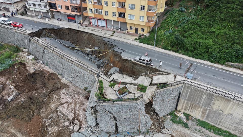 RİZE'DE 2 BİNANIN TAHLİYESİNE OLAN GÖÇÜK HAVADAN GÖRÜNTÜLENDİ