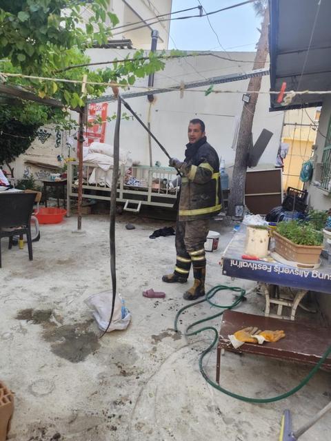 Evin bahçesine giren yılan paniğe neden oldu