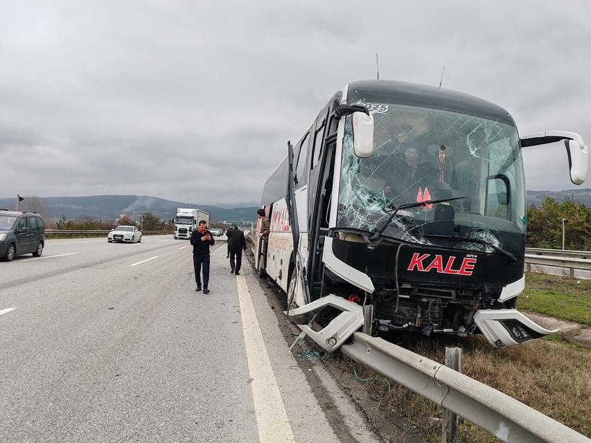 Yolcu otobüsü yoldan çıktı, yaralılar var