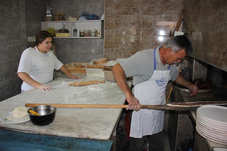 Aydın'da 45 yıldır pidecilik yapan usta, çıraklarını iş yeri sahibi yapıyor