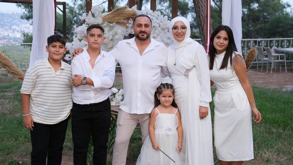 KAÇARAK EVLENEN ÇİFT, 20 YIL SONRA DÖRT ÇOCUĞUYLA BİRLİKTE DÜĞÜN YAPTI BİR HAFTA ÖNCE TANIŞTIĞI EŞİNE 'KAÇALIM' DEDİ, DÜĞÜN HASRETLERİ EVLİLİKLERİNİN 20. YIL DÖNÜMÜNDE BİTTİ '20 YIL ÖNCE EVLENDİK, ŞİMDİ EĞLENİYORUZ' YAZILI DAVETİYLE DOSTLARINI DÜĞÜNE ÇAĞIRDILAR
