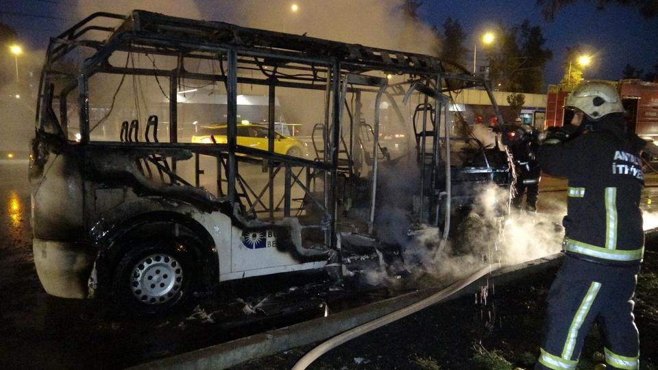 Yolcu minibüsü alev alev yandı