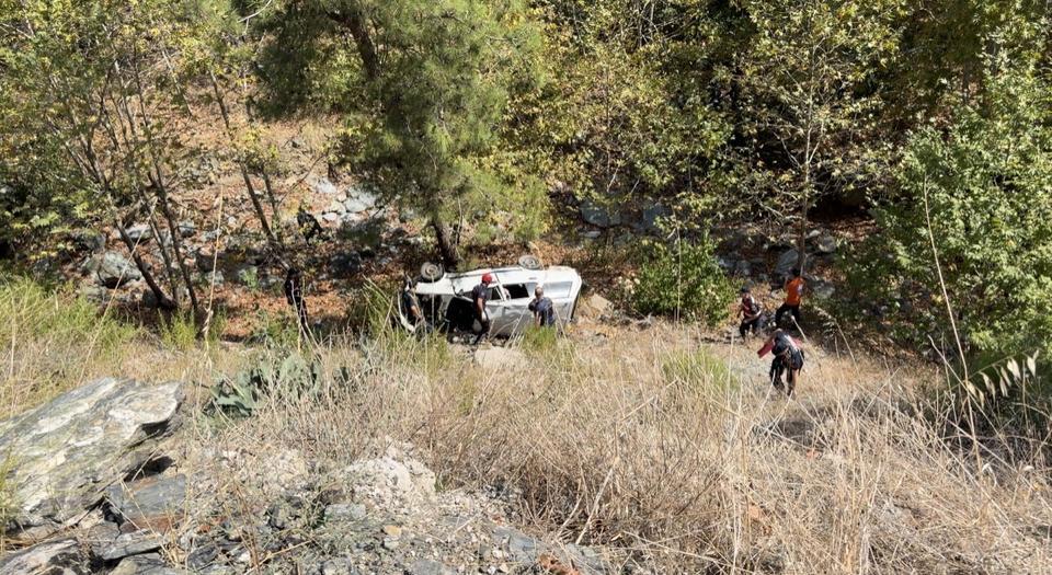 Otomobil 50 metrelik uçuruma yuvarlandı: 1 ölü, 1 yaralı