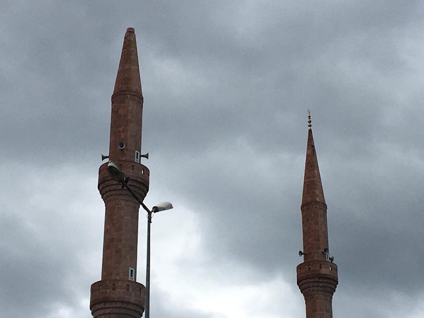 SİVAS'TA CAMİ MİNARESİNE YILDIRIM DÜŞTÜ