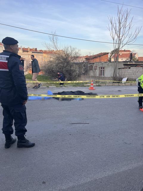 TEKİRDAĞ'DA FECİ KAZA: ÇÖP TOPLAYAN KADIN KAMYONUN ALTINDA CAN VERDİ